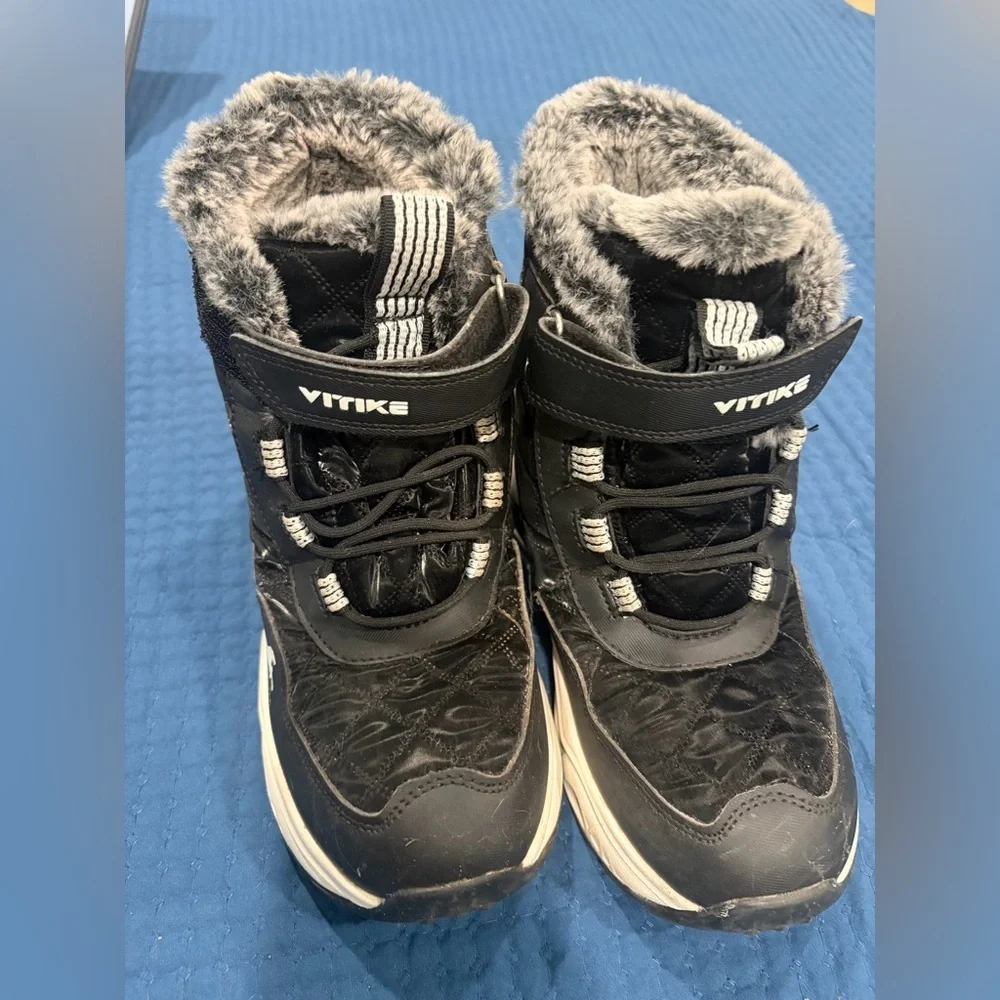 Black Kids Winter Boots size 3 Good condition